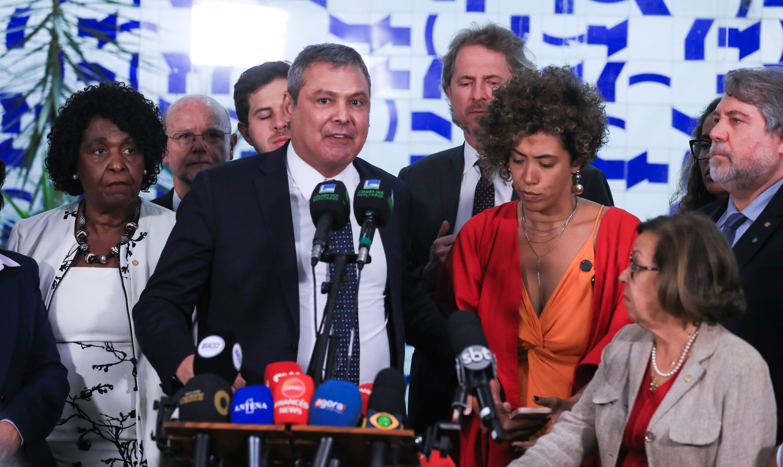 parlamentares governistas durante coletiva