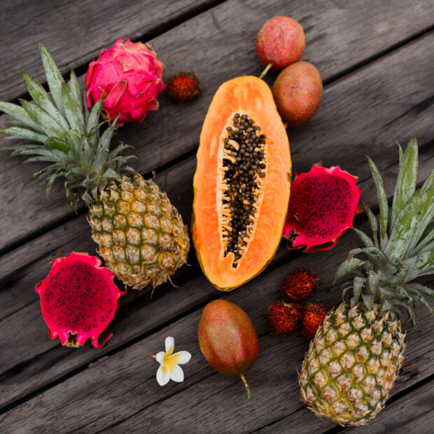 composicao com frutas tropicais em superficie de madeira