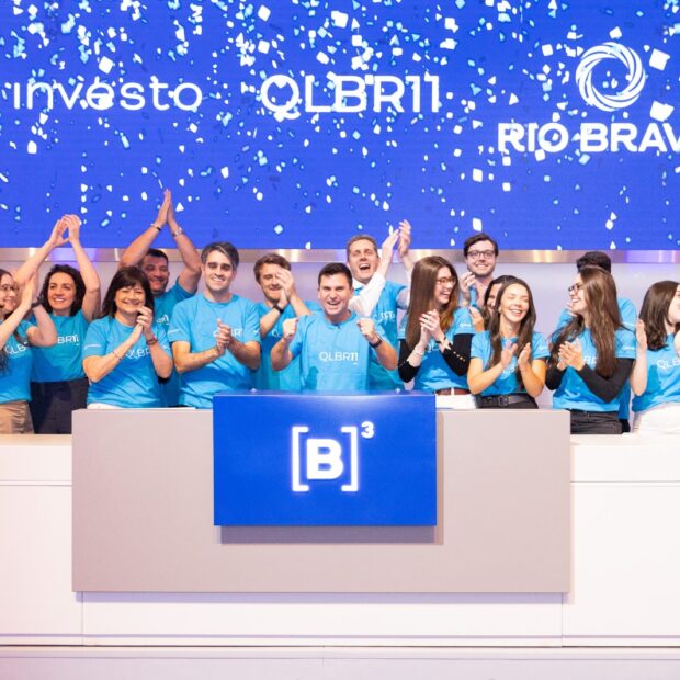 exto: Em meio à expansão dos ETFs no Brasil, que já somam 127 produtos e uma base de 1,1 milhão de investidores, a Rio Bravo Investimentos lança seu primeiro ETF de ações, o QLBR11, em cogestão com a Investo. A parceria inédita une a expertise da Rio Bravo no desenvolvimento da tese e do índice exclusivo, o MarketVector Brazil Multifactor Quality Index, com a excelência operacional da Investo. O fundo seleciona 33 companhias brasileiras a partir de critérios rigorosos de qualidade, como liquidez, rentabilidade e governança, incluindo nomes como Sabesp, BB Seguridade e Itaúsa. Com taxa de administração de 0,50% ao ano, o QLBR11 democratiza o acesso a uma carteira de ações de alta qualidade. Segundo Evandro Buccini, da Rio Bravo, o ETF permite que o investidor se exponha a empresas robustas com a segurança de uma curadoria técnica. Cauê Mançanares, CEO da Investo, reforça que a parceria amplia o acesso a ativos que combinam rigor, diversificação e consistência. O lançamento atende a um investidor mais maduro, que busca transparência e métricas verificáveis, elevando o padrão de qualidade na B3.