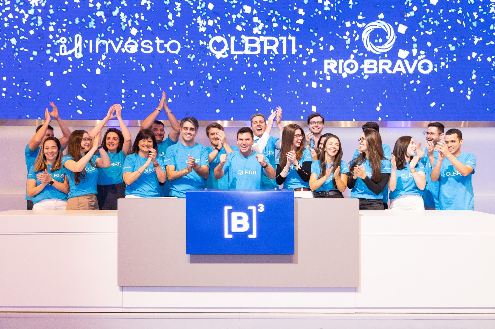 exto: Em meio à expansão dos ETFs no Brasil, que já somam 127 produtos e uma base de 1,1 milhão de investidores, a Rio Bravo Investimentos lança seu primeiro ETF de ações, o QLBR11, em cogestão com a Investo. A parceria inédita une a expertise da Rio Bravo no desenvolvimento da tese e do índice exclusivo, o MarketVector Brazil Multifactor Quality Index, com a excelência operacional da Investo. O fundo seleciona 33 companhias brasileiras a partir de critérios rigorosos de qualidade, como liquidez, rentabilidade e governança, incluindo nomes como Sabesp, BB Seguridade e Itaúsa. Com taxa de administração de 0,50% ao ano, o QLBR11 democratiza o acesso a uma carteira de ações de alta qualidade. Segundo Evandro Buccini, da Rio Bravo, o ETF permite que o investidor se exponha a empresas robustas com a segurança de uma curadoria técnica. Cauê Mançanares, CEO da Investo, reforça que a parceria amplia o acesso a ativos que combinam rigor, diversificação e consistência. O lançamento atende a um investidor mais maduro, que busca transparência e métricas verificáveis, elevando o padrão de qualidade na B3.