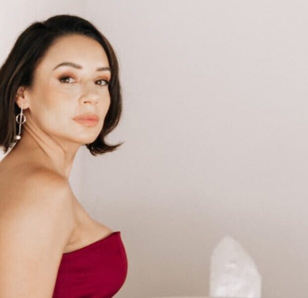 Uma jornada de resiliência e sucesso que começou em Brasília e está conquistando a Europa. A mentora e terapeuta Vann Porath, fundadora do MAR Instituto Terapêutico, superou perdas profundas para criar um movimento que já impactou mais de 30 mil pessoas em 20 países. Em janeiro de 2026, ela inaugura uma nova sede em Portugal, consolidando sua metodologia exclusiva que une corpo, ancestralidade e liderança. Saiba como ela transformou luto em força e se tornou uma referência em desenvolvimento humano e empresarial, guiando líderes a encontrarem potência na autenticidade.