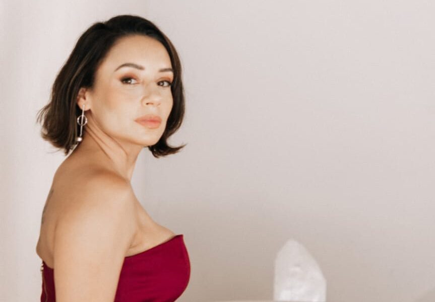 Uma jornada de resiliência e sucesso que começou em Brasília e está conquistando a Europa. A mentora e terapeuta Vann Porath, fundadora do MAR Instituto Terapêutico, superou perdas profundas para criar um movimento que já impactou mais de 30 mil pessoas em 20 países. Em janeiro de 2026, ela inaugura uma nova sede em Portugal, consolidando sua metodologia exclusiva que une corpo, ancestralidade e liderança. Saiba como ela transformou luto em força e se tornou uma referência em desenvolvimento humano e empresarial, guiando líderes a encontrarem potência na autenticidade.