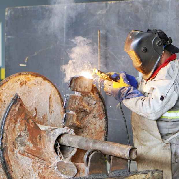 Em um setor que deve movimentar mais de R$200 bilhões em 2025, a engenharia de fundações se torna a chave para projetos mais rápidos e sustentáveis. Conheça a tecnologia da estaca hélice contínua, que aumenta a produtividade em até cinco vezes e reduz o uso de concreto em 20%. Descubra como a liderança visionária de empresários como João Carolino, do Grupo JCR - Helicebras, está modernizando a construção civil no Brasil, transformando alicerces de concreto em bases sólidas de confiança e inovação para o futuro.