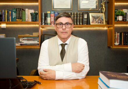 Em um setor jurídico cada vez mais tecnológico, a história de Alexandre Casciano resgata a força do propósito humano. Engenheiro civil que se tornou advogado aos 34 anos, ele aplica a precisão dos cálculos na defesa de causas em áreas como Direito de Família e do Trabalho. Saiba como sua trajetória se conecta às tendências de um mercado com mais de 1,3 milhão de advogados e como sua liderança, focada em oportunidades e responsabilidade social, constrói um novo modelo de advocacia.