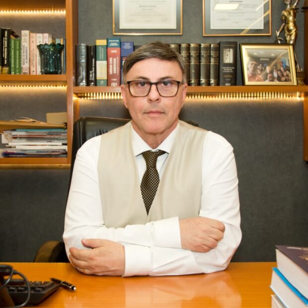 Em um setor jurídico cada vez mais tecnológico, a história de Alexandre Casciano resgata a força do propósito humano. Engenheiro civil que se tornou advogado aos 34 anos, ele aplica a precisão dos cálculos na defesa de causas em áreas como Direito de Família e do Trabalho. Saiba como sua trajetória se conecta às tendências de um mercado com mais de 1,3 milhão de advogados e como sua liderança, focada em oportunidades e responsabilidade social, constrói um novo modelo de advocacia.