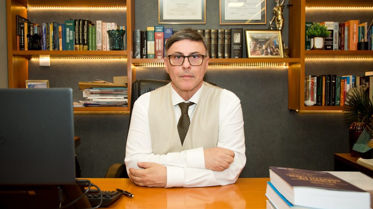 Em um setor jurídico cada vez mais tecnológico, a história de Alexandre Casciano resgata a força do propósito humano. Engenheiro civil que se tornou advogado aos 34 anos, ele aplica a precisão dos cálculos na defesa de causas em áreas como Direito de Família e do Trabalho. Saiba como sua trajetória se conecta às tendências de um mercado com mais de 1,3 milhão de advogados e como sua liderança, focada em oportunidades e responsabilidade social, constrói um novo modelo de advocacia.