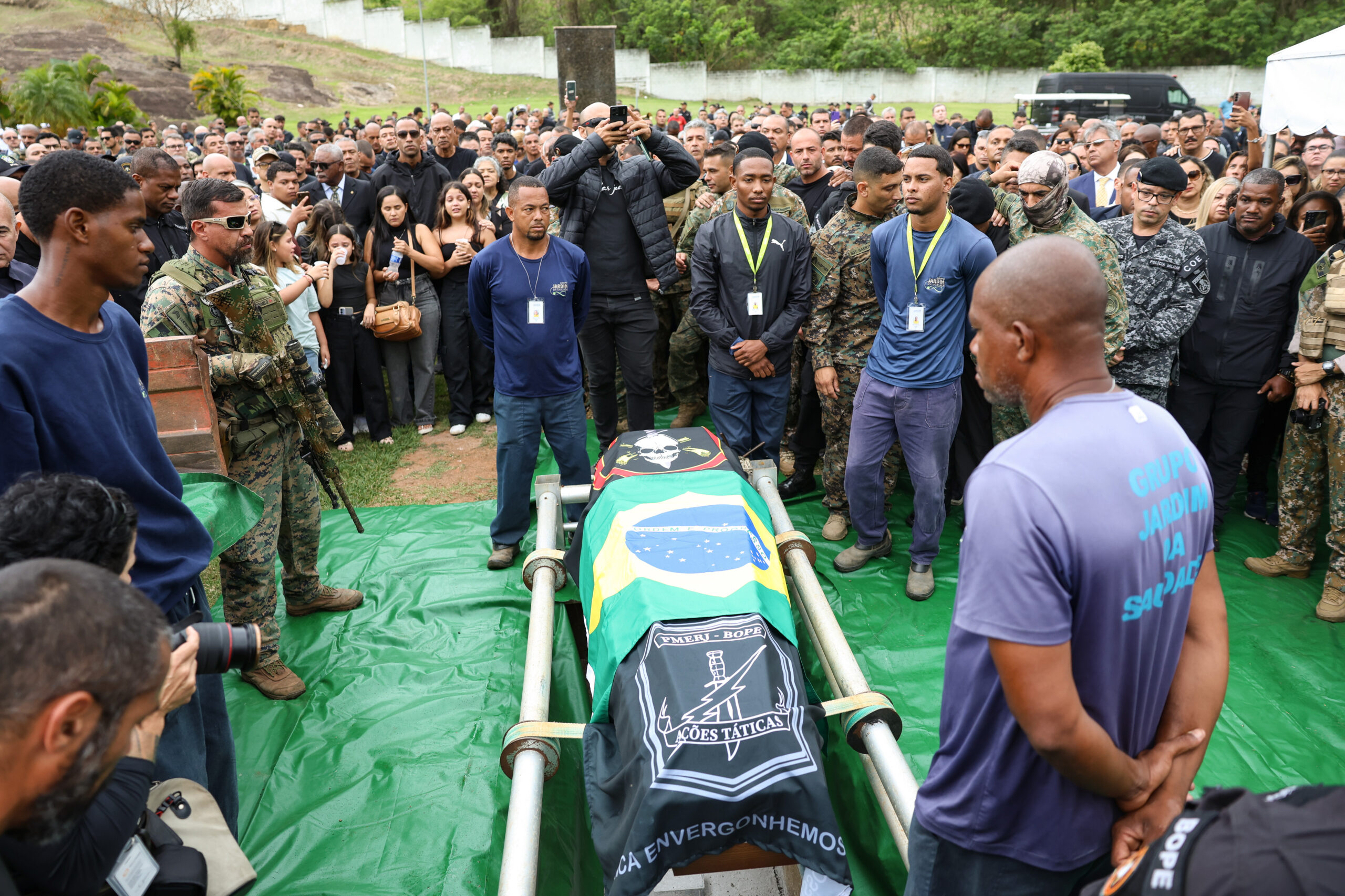 enterro do pm morto durante operação contenção