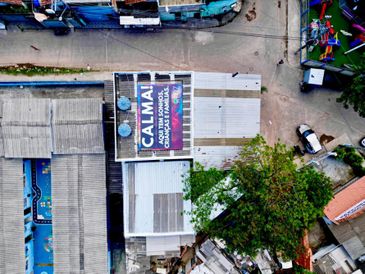 Faixa em telhado na Cidade de Deus para evitar tiros de helicópteros no local.