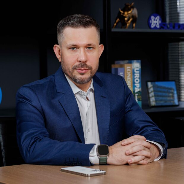 Em um mercado de capitais que já movimenta quase R$ 8 trilhões, uma história de crescimento fora do tradicional eixo financeiro chama a atenção. A Multiplike, instituição catarinense de crédito estruturado, alcançou a marca de R$ 4 bilhões em patrimônio líquido consolidado, dobrando seu tamanho em apenas um ano. Este marco não é apenas um número, mas o reflexo de uma estratégia que busca "desbancarizar" o crédito e apoiar diretamente quem produz no Brasil. Fundada em 1999 por Volnei Eyng com a missão de oferecer alternativas à rigidez bancária, a Multiplike atende hoje mais de 4 mil empresas, oferecendo soluções de crédito personalizadas. A recente autorização do Banco Central para operar como Sociedade de Crédito, Financiamento e Investimento (SCFI) consolida esse modelo, permitindo à empresa diversificar suas fontes de captação e reduzir custos, o que se traduz em melhores condições para a economia real.