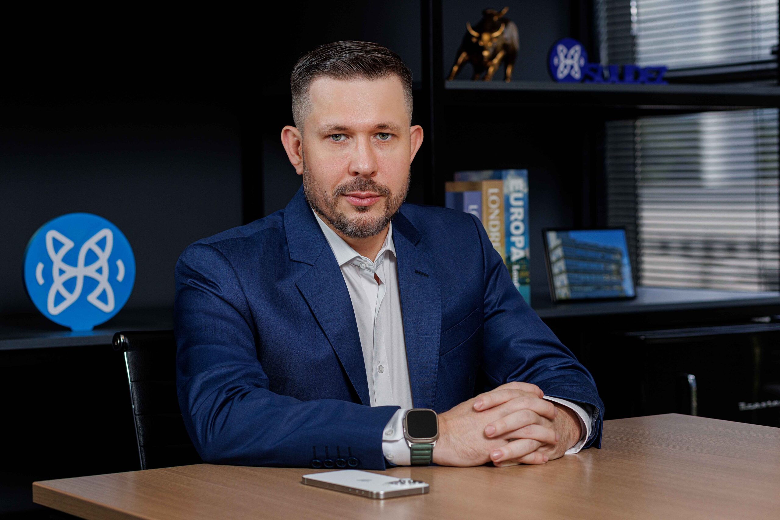 Em um mercado de capitais que já movimenta quase R$ 8 trilhões, uma história de crescimento fora do tradicional eixo financeiro chama a atenção. A Multiplike, instituição catarinense de crédito estruturado, alcançou a marca de R$ 4 bilhões em patrimônio líquido consolidado, dobrando seu tamanho em apenas um ano. Este marco não é apenas um número, mas o reflexo de uma estratégia que busca "desbancarizar" o crédito e apoiar diretamente quem produz no Brasil. Fundada em 1999 por Volnei Eyng com a missão de oferecer alternativas à rigidez bancária, a Multiplike atende hoje mais de 4 mil empresas, oferecendo soluções de crédito personalizadas. A recente autorização do Banco Central para operar como Sociedade de Crédito, Financiamento e Investimento (SCFI) consolida esse modelo, permitindo à empresa diversificar suas fontes de captação e reduzir custos, o que se traduz em melhores condições para a economia real.