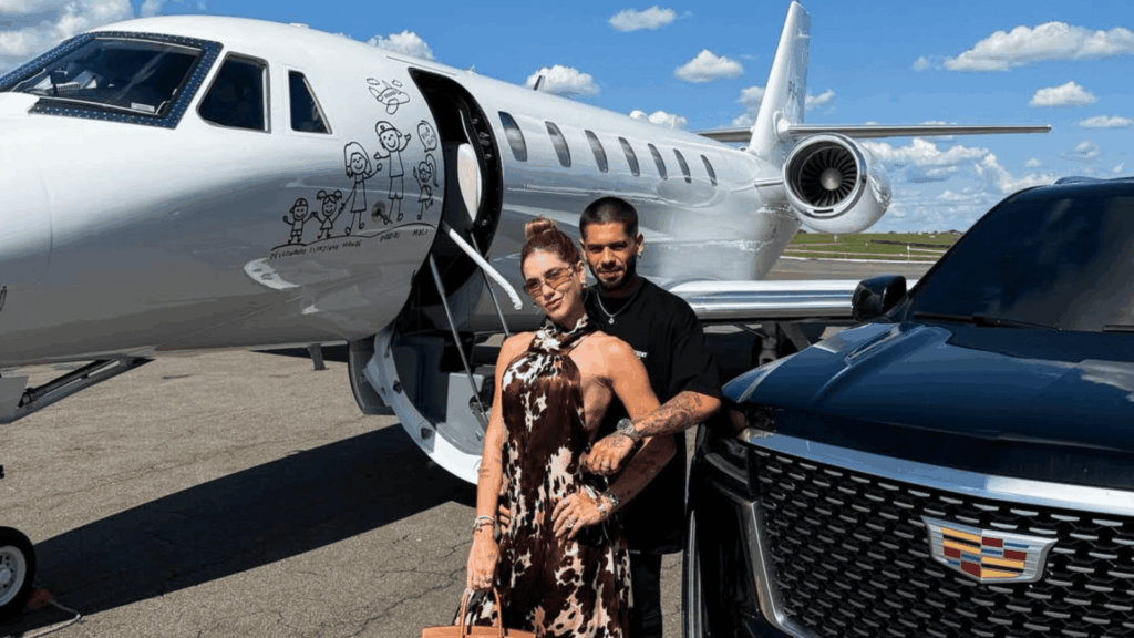 virginia e ze felipe em foto ao lado do avio e carro deles 1920x1080