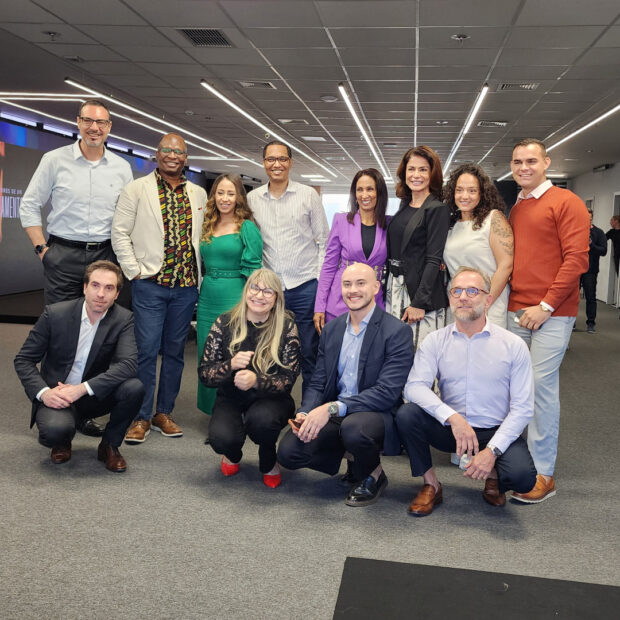 De 22 a 24 de outubro, São Paulo foi o epicentro de um movimento que transcende o empreendedorismo convencional. A 4ª edição do Clapi Club, idealizada por Ana Clara Medeiros e Daniel Cavaretti, consolidou seu legado como uma imersão profunda para mais de 200 empresários e formadores de opinião, provando que negócios e propósito caminham juntos. A jornada foi intensa, combinando inspiração, estratégia e experiências únicas. O primeiro dia, no Hotel Unique, contou com palestras de gigantes como Ana Fontes (Rede Mulher Empreendedora), Simone Viotto (JK Estética) e especialistas do TikTok Live, além de um painel sobre a aproximação Brasil-África com Rui Mucaje, da Afro Chamber. A noite foi marcada pela celebração do Prêmio Chico Vive. O segundo dia mergulhou na inovação no Cubo e no ecossistema de investimentos liderado por João Kepler, com a participação da jornalista Analice Nicolau, que provocou uma reflexão sobre comunicação com propósito, e da mentora Cris Farias, que abordou a inteligência emocional nos negócios. O encerramento, no sábado, trouxe o case de sucesso da Flakes, a presença de uma comitiva de lideranças de Rondônia e uma finalização exclusiva na Sweet Secrets, conectando todos os pontos da imersão.