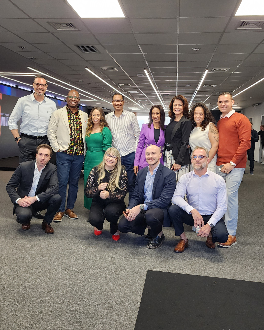 De 22 a 24 de outubro, São Paulo foi o epicentro de um movimento que transcende o empreendedorismo convencional. A 4ª edição do Clapi Club, idealizada por Ana Clara Medeiros e Daniel Cavaretti, consolidou seu legado como uma imersão profunda para mais de 200 empresários e formadores de opinião, provando que negócios e propósito caminham juntos. A jornada foi intensa, combinando inspiração, estratégia e experiências únicas. O primeiro dia, no Hotel Unique, contou com palestras de gigantes como Ana Fontes (Rede Mulher Empreendedora), Simone Viotto (JK Estética) e especialistas do TikTok Live, além de um painel sobre a aproximação Brasil-África com Rui Mucaje, da Afro Chamber. A noite foi marcada pela celebração do Prêmio Chico Vive. O segundo dia mergulhou na inovação no Cubo e no ecossistema de investimentos liderado por João Kepler, com a participação da jornalista Analice Nicolau, que provocou uma reflexão sobre comunicação com propósito, e da mentora Cris Farias, que abordou a inteligência emocional nos negócios. O encerramento, no sábado, trouxe o case de sucesso da Flakes, a presença de uma comitiva de lideranças de Rondônia e uma finalização exclusiva na Sweet Secrets, conectando todos os pontos da imersão.