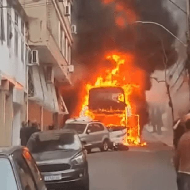 onibus pegou fogo ao se enroscar em cabos de energia 1762271869017 v2 900x655