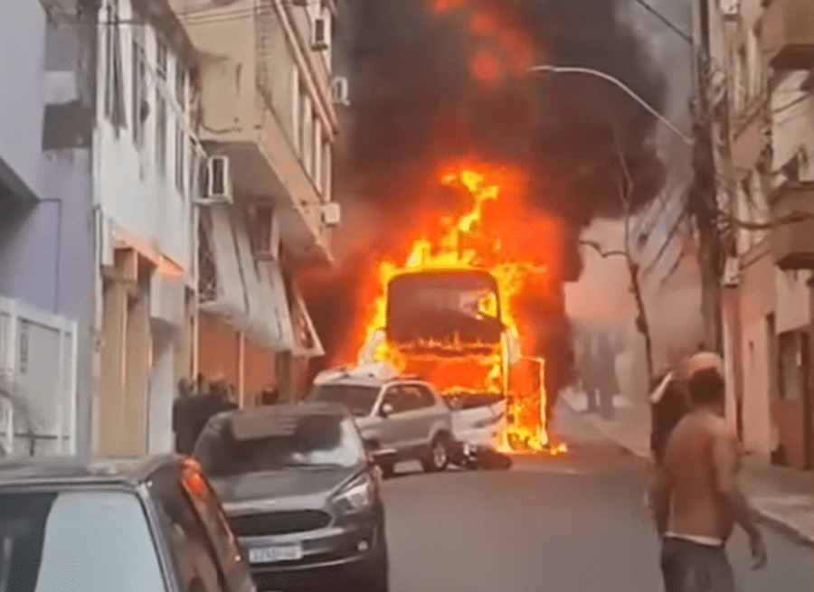 onibus pegou fogo ao se enroscar em cabos de energia 1762271869017 v2 900x655
