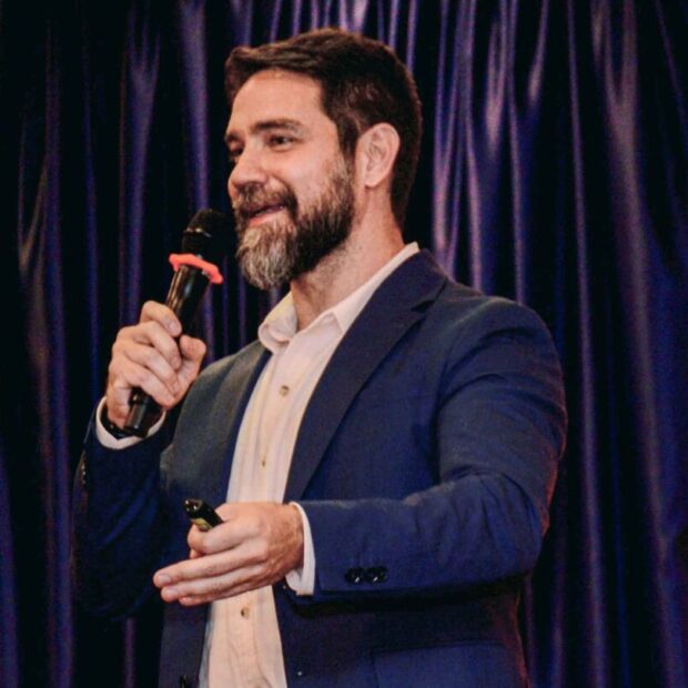 Analice Nicolau analisa o Compol 2025 em Brasília. Descubra por que o maior evento de comunicação política do Brasil é crucial para entender a influência digital, a desconfiança nas instituições e o futuro do diálogo entre poder e cidadão.