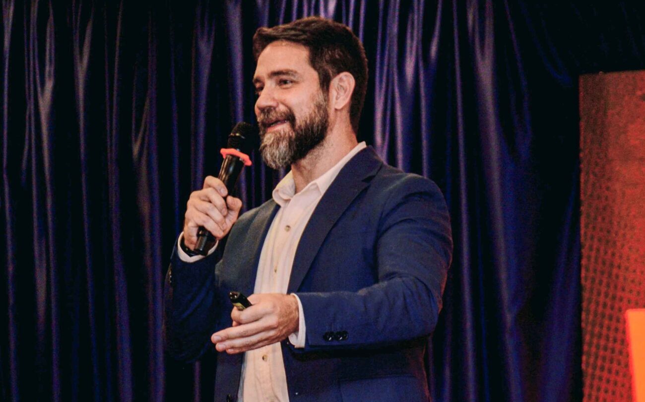 Analice Nicolau analisa o Compol 2025 em Brasília. Descubra por que o maior evento de comunicação política do Brasil é crucial para entender a influência digital, a desconfiança nas instituições e o futuro do diálogo entre poder e cidadão.