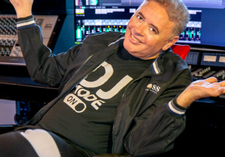 DJ Marlboro usa inteligência artificial para criar clipe póstumo de "Cachorro" em homenagem a Mr. Catra. Descubra como a tecnologia está eternizando o legado do ícone do funk, em um projeto que une inovação, saudade e celebração.