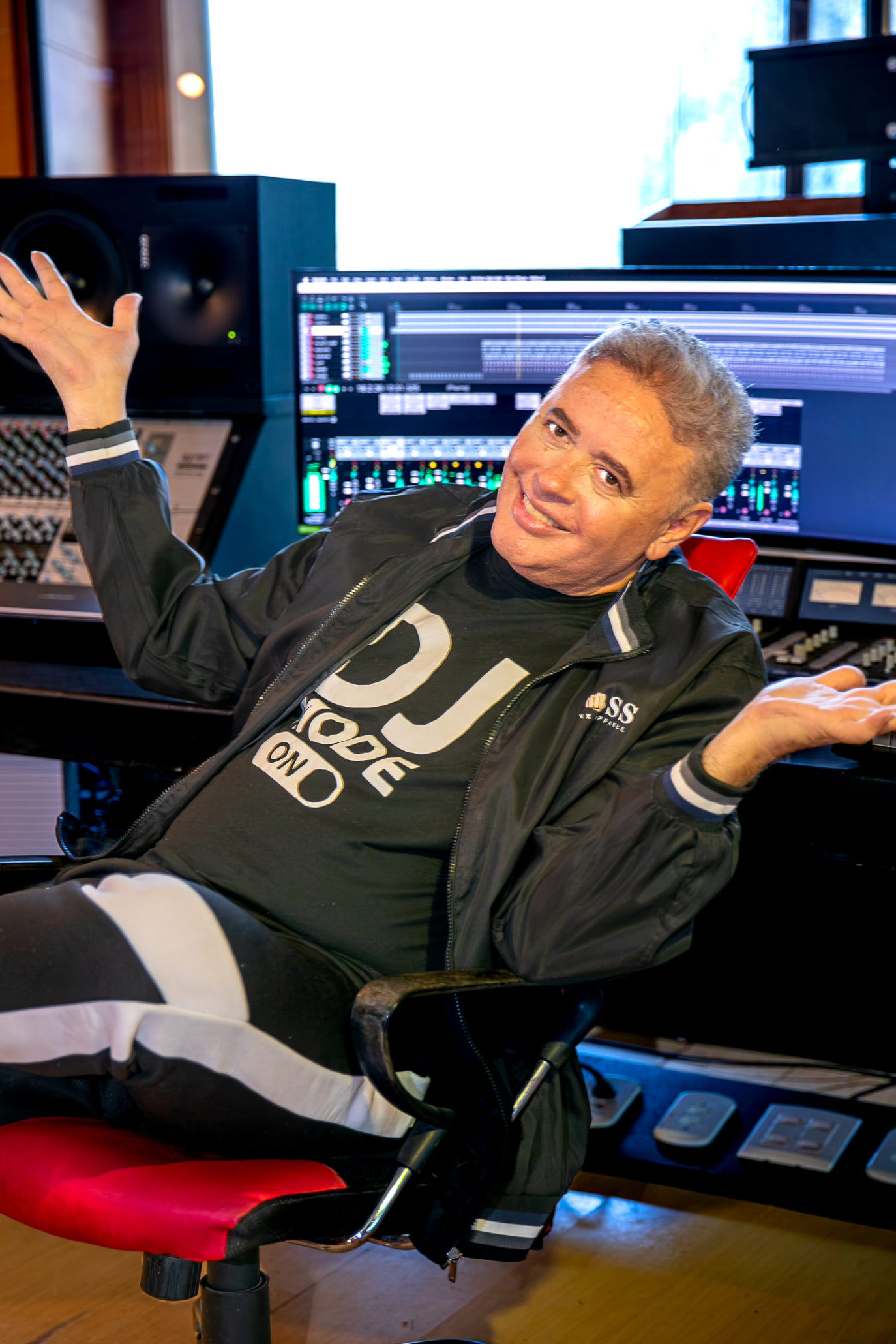 DJ Marlboro usa inteligência artificial para criar clipe póstumo de "Cachorro" em homenagem a Mr. Catra. Descubra como a tecnologia está eternizando o legado do ícone do funk, em um projeto que une inovação, saudade e celebração.