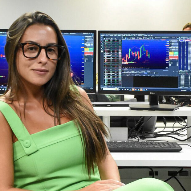 Conheça a história de Priscila Alves, CEO da Seja Livre Investimentos. De sócia na XP a fundadora de um dos maiores escritórios para traders na Genial, sua missão é democratizar a liberdade financeira no Brasil.