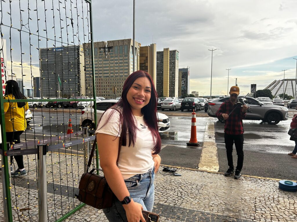 13º salário ajuda a desafogar dívidas dos brasilienses moradora de ceilândia, lhitts maria silva, de 24 anos, trabalha no setor de recursos humanos créditos daniel xavier jornal de brasília (2)