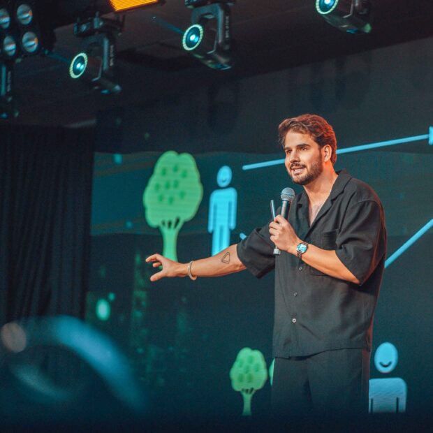 Ecossistema de pequenas e médias empresas vive transformação e deve movimentar R$ 1 bilhão até 2026. Impulsionado por uma geração de empreendedores que busca crescimento rápido e sustentável, o mercado prioriza mentorias e aceleração contínua em vez de MBAs tradicionais. Pesquisa do Grupo X indica que 82% dos empresários investem em capacitação com foco em gestão e escalabilidade. O Programa Escala Brasil, do Grupo X, oferece diagnóstico detalhado, mentoria especializada e acompanhamento semanal para otimizar gestão, finanças, marketing e processos. O método acelera resultados que levariam anos, conectando empresários a uma comunidade colaborativa e de alta performance. Segundo Jorge Kotz, CEO do Grupo X, o modelo fortalece a competitividade e reduz taxas de mortalidade empresarial, que atingem 25% em até 2 anos. Com uma metodologia prática e indicadores de performance, o programa oferece capacitação contínua para líderes e equipes, movimentando a economia e apoiando negócios no Brasil e na América Latina.