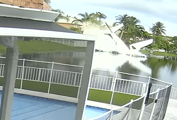 momento em que aviao cai em lago na florida 1762890706044 v2 945x477