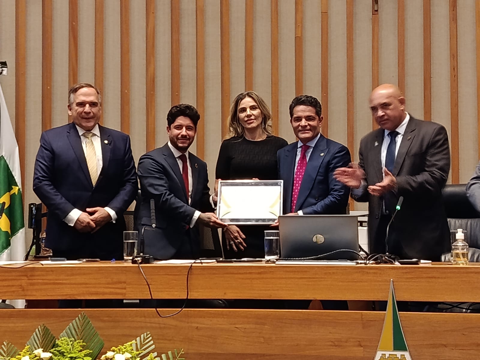Entrega do título de cidadão honorário ao diretor regional do Sesc-DF Valcides de Araújo