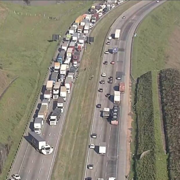 km 44 do rodoanel, na grande são paulo, é interditado por ameaça de bomba; caminhão está atravessado na pista