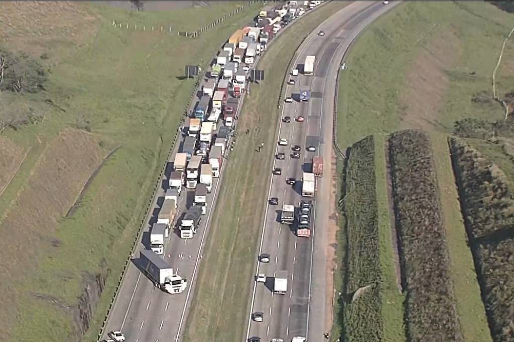 km 44 do rodoanel, na grande são paulo, é interditado por ameaça de bomba; caminhão está atravessado na pista