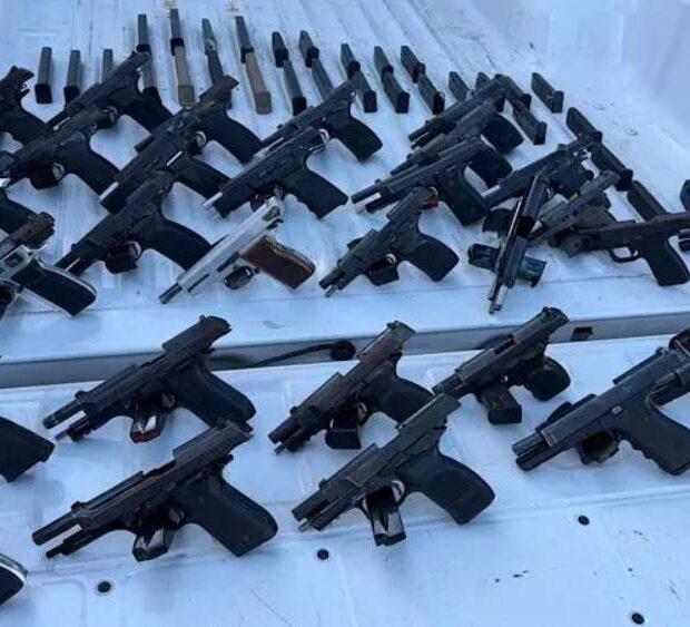 mulher é presa com 30 pistolas complexo do alemão