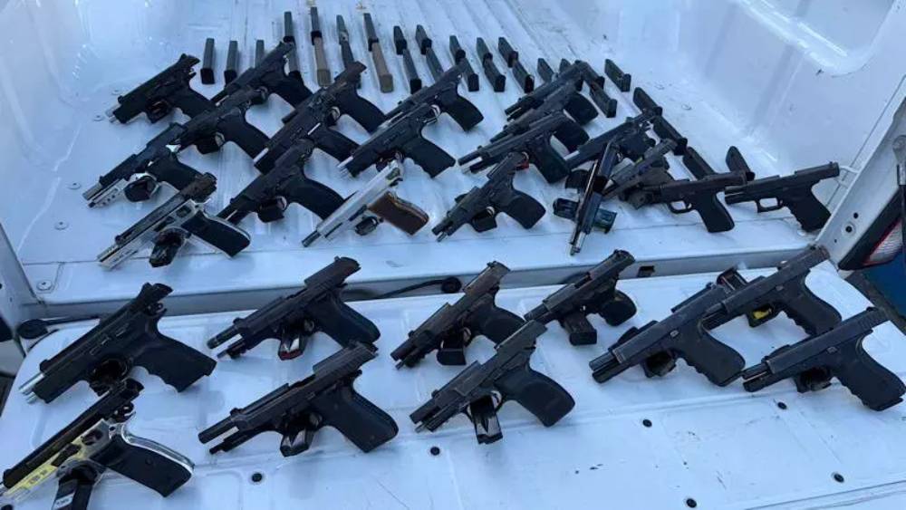 mulher é presa com 30 pistolas complexo do alemão