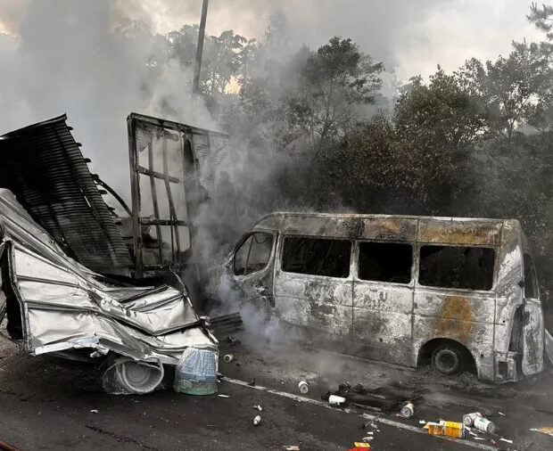 engavetamento com caminhões e van deixa um morto e 15 feridos no pr