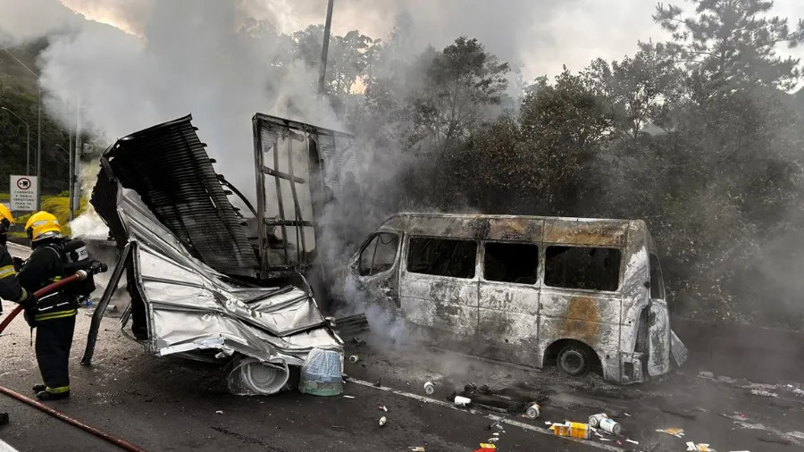 engavetamento com caminhões e van deixa um morto e 15 feridos no pr