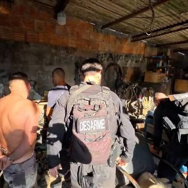 polícia do rio faz operação contra fabricação e venda ilegal de armas