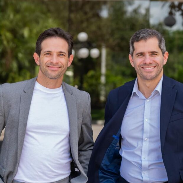 Conheça a inspiradora trajetória dos irmãos Raphael e André Carvalho, empresários brasileiros que superaram desafios, preconceitos e barreiras para construírem, em mais de 20 anos nos Estados Unidos, uma história de sucesso e resiliência. Com foco no aprendizado constante e na força do empreendedor imigrante, eles trazem lições valiosas para quem busca crescer fora do país. Um relato que reforça a importância da comunicação estratégica positiva e que já é sucesso nas redes sociais, motivando uma comunidade inteira de empreendedores. Não perca!