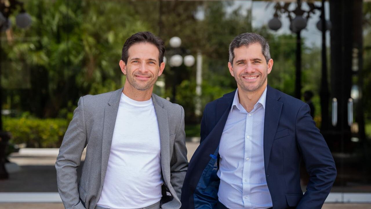 Conheça a inspiradora trajetória dos irmãos Raphael e André Carvalho, empresários brasileiros que superaram desafios, preconceitos e barreiras para construírem, em mais de 20 anos nos Estados Unidos, uma história de sucesso e resiliência. Com foco no aprendizado constante e na força do empreendedor imigrante, eles trazem lições valiosas para quem busca crescer fora do país. Um relato que reforça a importância da comunicação estratégica positiva e que já é sucesso nas redes sociais, motivando uma comunidade inteira de empreendedores. Não perca!