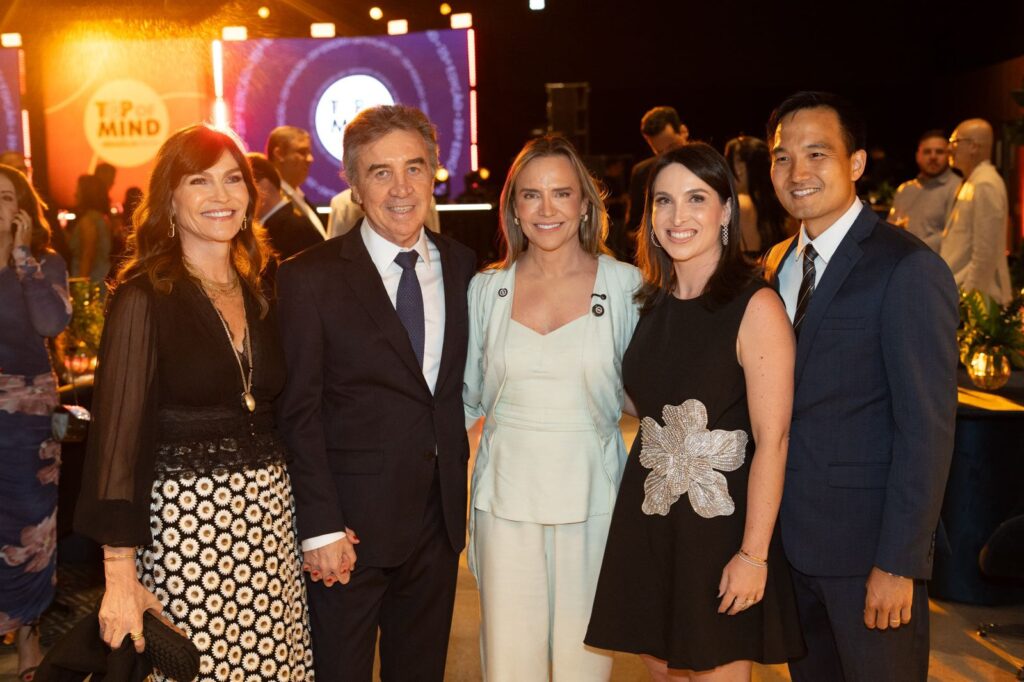 A vice-governadora Celina Leão entre Luciana Lombardi, o sócio-proprietário do Jornal de Brasília, Marcos Lombardi, Amanda Lombardi e o diretor-superintendente do Jornal de Brasília, Renato Matsunaga