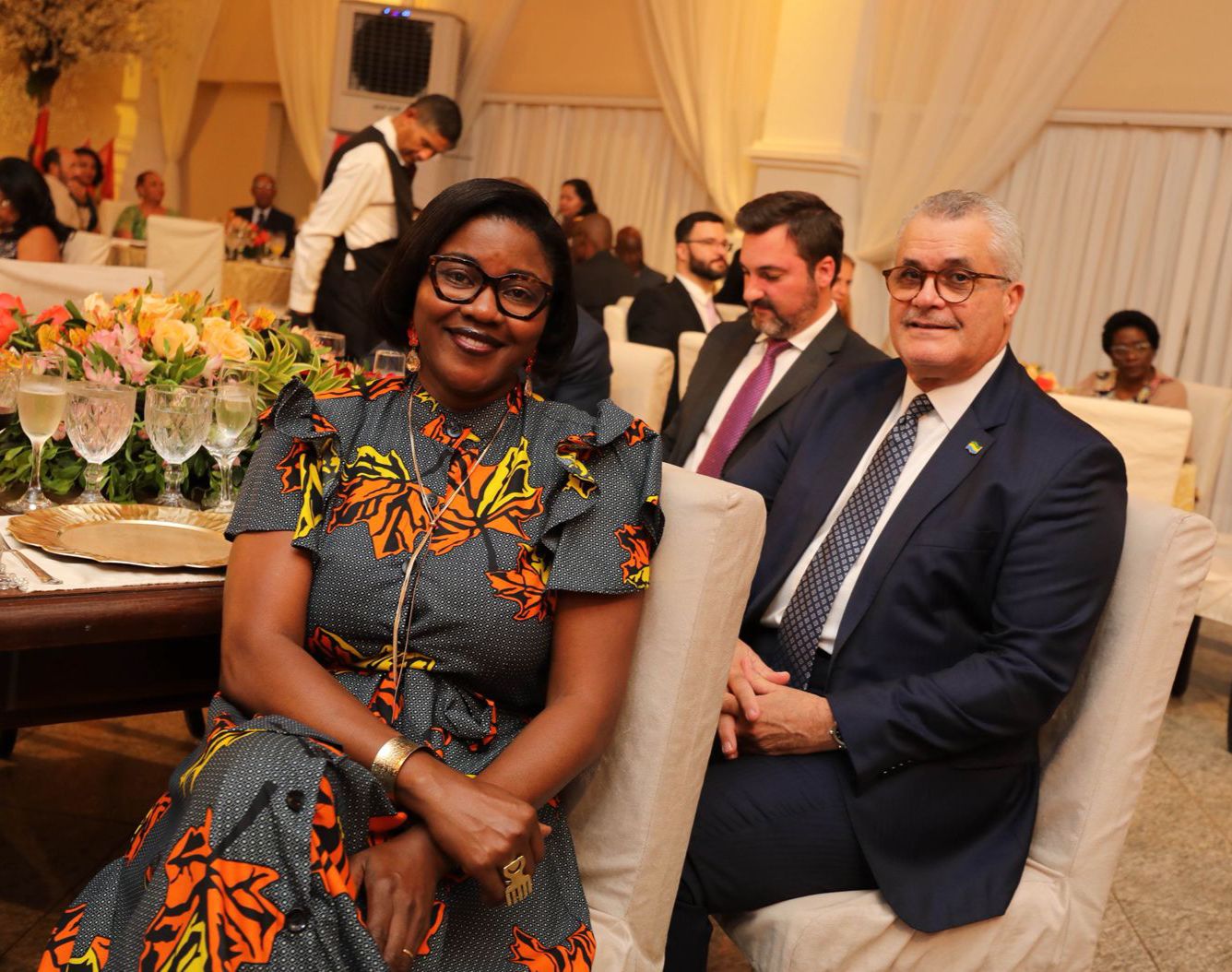 embaixatriz do gabão julie pascale moudouté e o embaixador do gabão michel