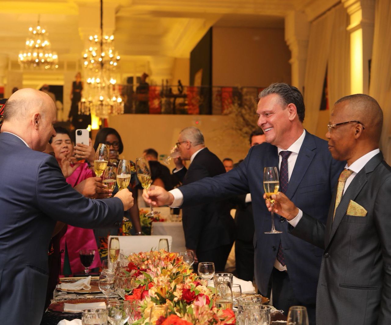 embaixador clelio crippa ministro carlos favaro e o embaixador anfitrião manoel dos santos