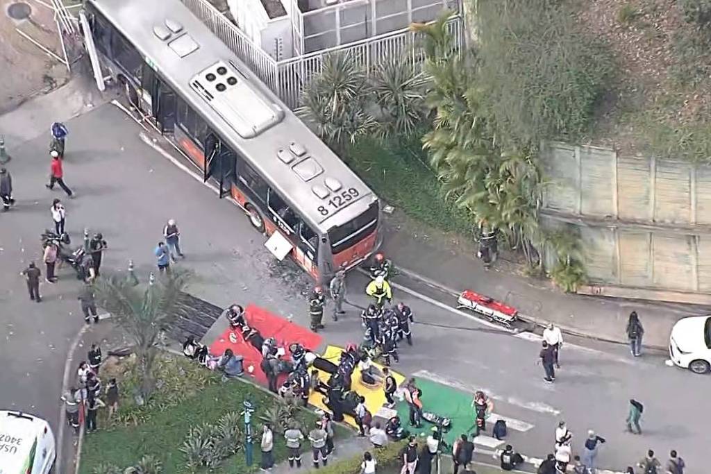 acidente com ônibus deixa ao menos 10 feridos na raposo tavares em sp