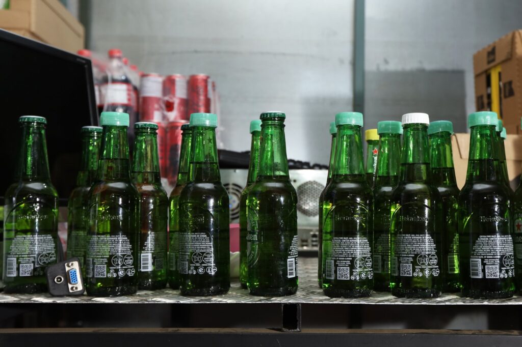 Bebidas eram vendidas em garrafas de cerveja adulteradas. A prática é irregular. Foto: Sandro Araújo/Agência Saúde DF