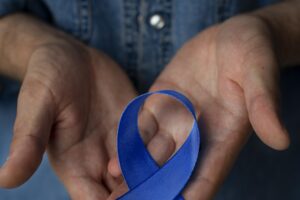 homem com fita de cancer de prostata