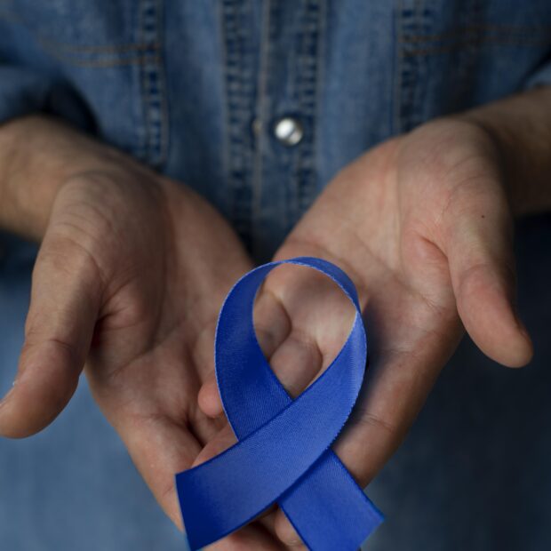 homem com fita de cancer de prostata