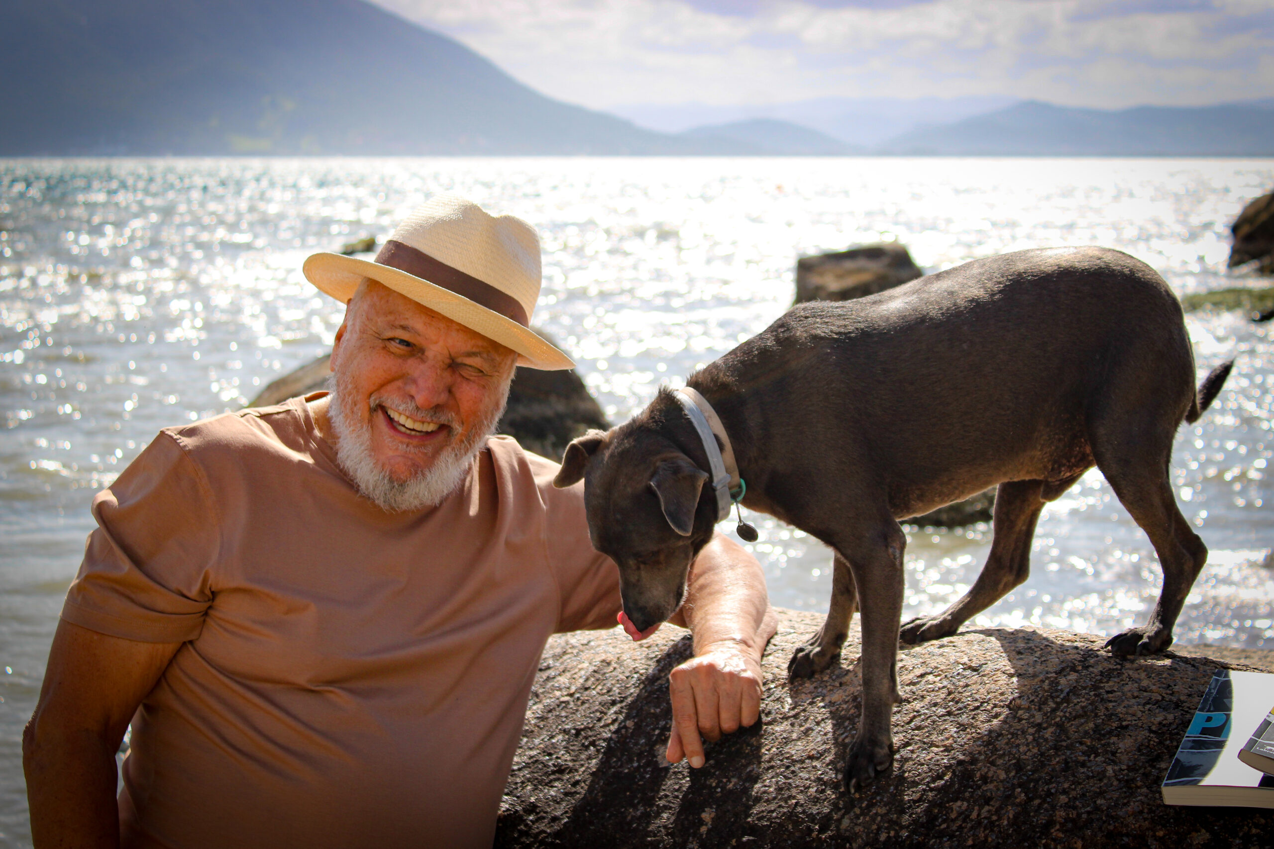 Aos 82 anos, o engenheiro civil aposentado Fernando Machado soma três livros publicados e prepara sua quarta obra, mostrando que nunca é tarde para se reinventar por meio da escrita e da criatividade.