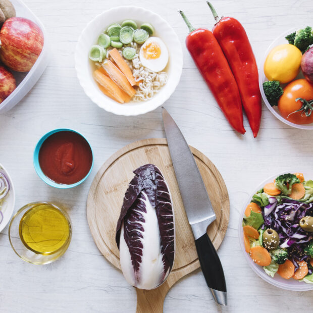 pratos saborosos perto de frutas e legumes