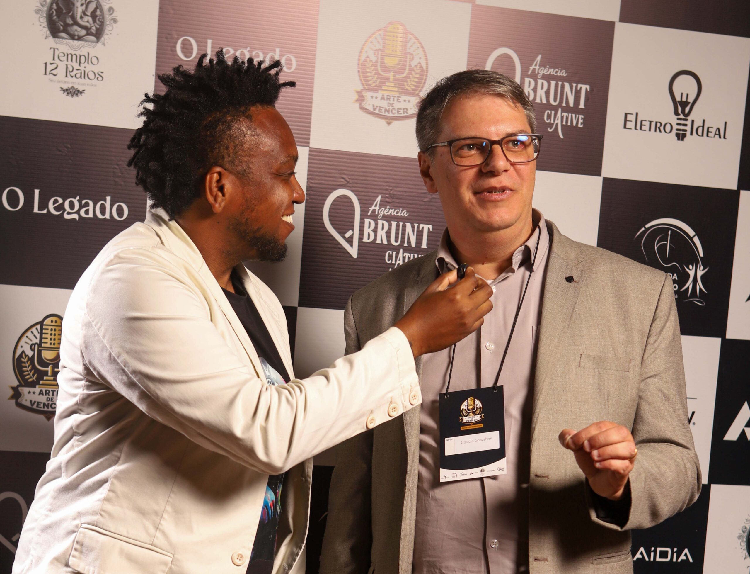 "Descubra como o Podcast Arte de Vencer inova o mercado de eventos corporativos em 2025 com networking intimista, experiências personalizadas e marcas parceiras. Saiba tudo sobre tendências que transformam encontros presenciais em conexões reais e conteúdo estratégico. Acompanhe no Instagram @podcastartedevence.