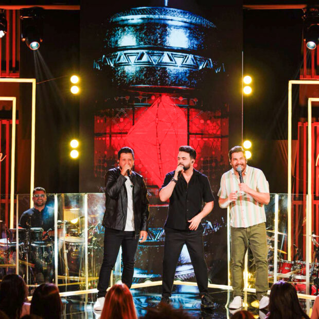 No próximo dia 20 de novembro, o cenário do sertanejo ganha um novo destaque com o lançamento do single “Foguinho”﻿, interpretado pela promessa Alê Viera, que traz uma participação especial da dupla Cléber & Cauan. A música será lançada simultaneamente nas principais plataformas digitais, YouTube e rádios de todo o país, com uma blitz de lançamento que promete movimentar o mercado musical. Parte do aguardado DVD “Um Sonho”﻿, gravado em Goiânia, berço de grandes ídolos sertanejos, o projeto audiovisual reúne dez faixas inéditas assinadas por compositores responsáveis por sucessos de grandes nomes da música sertaneja atual. A produção é assinada por Kauan, integrante da dupla Matheus & Kauan, que trouxe sofisticação e sensibilidade ao audiovisual. Com participações especiais de Jefferson Moraes e MC Don Juan, o DVD amplia suas dimensões musicais e reforça a presença estratégica de Alê Viera, que se consolida como um dos nomes mais promissores da nova geração do sertanejo. “Foguinho” carrega uma sonoridade moderna e uma proposta artística que deverá garantir destaque expressivo nas rádios brasileiras. Este lançamento representa não apenas uma nova canção, mas a materialização do sonho de Alê Viera em um projeto audiovisual sólido, que promete envolver fãs e mercado com qualidade e inovação.