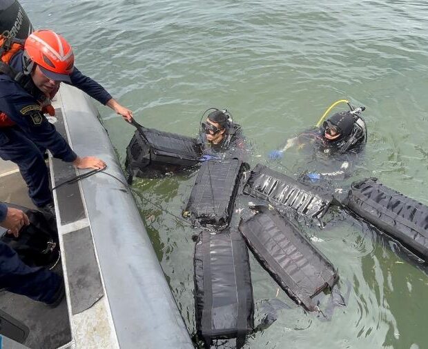 mergulhadores na colombia encontraram 208 kg de cocaina embaixo de um navio com destino a europa 1763580812571 v2 900x506