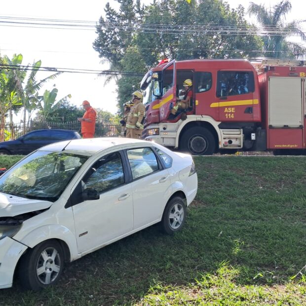 carro colide aarvore